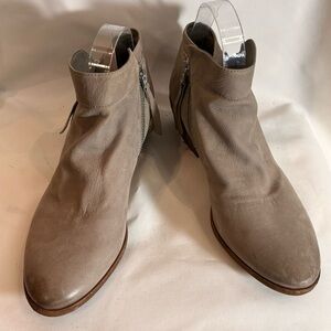 SAM EDELMAN Sz 10 Boots Stacked Heel Supple Leather Double Zipper Closure Ankle